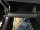 【グローブボックス 】車検証や取扱説明書などの書類を収納するスペースです(^^)