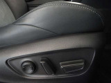パワーシート搭載。微妙な調整が手軽にでき、ピッタリのポジションで運転することが可能です。