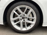 18インチ純正アルミホイール装備 全車両に標準装備の純正アルミホイールは、純正ならではのバランスの良いデザインと、走行安定性をお楽しみ頂けます。