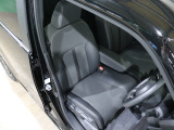 程よい硬さとホールド性が高いシートで長時間運転も快適です。