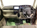 車内は光触媒抗菌消臭施工済です。インパネ周りはスタイリッシュなデザインで機能や装備も充実しています。グローブボックスやカップホルダーのほかにトレーなどたくさんの収納スペースが付いています。