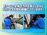 普段の生活では見ることの少ない部分も丁寧にマシンを使って、全体の汚れを落としながら、手作業で隙間も洗浄していきます。