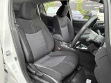 運転席はひじ掛けが付いてリラックスして運転ができます