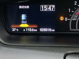 パーキングセンサーシステムは走行中に障害物が迫ると音と表示でお知らせ、低速走行時時の安心感を高めます