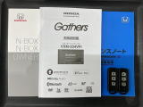 スマートキーは鍵をバッグに入れたままでもドアロックの開閉やエンジンのON・OFFができます。夜間や雨の日も鍵を探さなくて良いので便利です。