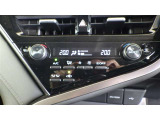 左右独立温度コントロールフルオートエアコンです。運転席、助手席それぞれで独立して温度設定ができます