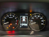 様々な車両情報を表示できるTFTマルチインフォメーションディスプレイを中央に配した視認性の高い大型2眼メーターです