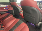 メルセデスのシートは少し硬めになっております。長時間の運転の際、適度な反発があることでお尻や腰の負担を減らす効果が御座います。