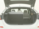 2列目シートは左右独立で倒すことができます。3人乗車状態でより多くの荷物を積むことができます。