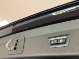 ボタン1つでリアハッチの開閉が可能です。またコンフォートアクセスが付いていれば鍵をポケットに入れた状態でキックで開閉も可能です。