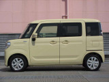 狭い駐車場でも隣を気にせず開け閉めできるスライドドアと、乗り降りしやすい低床設計を採用。見晴らしの良い視界と取り回しやすいサイズ感で、日々の買い物や送迎など市街地の移動に重宝する実用的な仕様です。