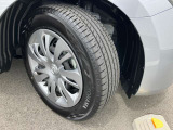 純正のフルホイールキャップはデザインもおしゃれです。185/65R15サイズのタイヤです。