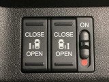 【両側パワースライドドア】両側がパワースライドドアになっており、運転席のスイッチやスマートキーでも開閉が可能です!開口部も広いので乗り降りも楽々♪