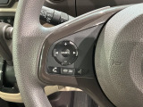 ステアリングにオーディオ操作スイッチが付いています。オーディオ画面に直接タッチしなくても操作が出来ますので、運転に集中できます。