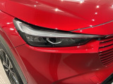 LEDヘッドライトは、点灯の瞬間から最大光量を発揮し、突然暗くなるトンネルなどでの安定感を高めます。