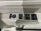 狭い駐車場で便利な電動格納ドアミラーが付いています。