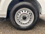 スチールホイールに装着の画像です。タイヤサイズは145/80R12 80/78N LT。