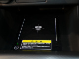 ワイヤレス充電対応のスマートフォンを置くだけでさっと充電できます。充電ケーブルが必要ないので車内がすっきりします。