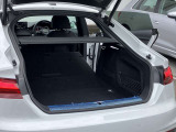 開口部が低く設定されているので、荷物の積み下ろしがスムーズに行えます。更に分割可倒式リアシートの採用でシートのバックレストを倒すと、大きく長い荷物も積み込めます。