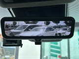 【デジタルインナーミラー】車両後方カメラの映像をルームミラーに映すことが出来ます。 そのため、後席に人や荷物があって後方が見えづらい場合でもしっかり視界を確保することが出来ます。