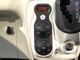 【オートエアコン】一度お好みの温度に設定すれば、車内の温度を検知し風量や温度を自動で調整。暑い&hellip;寒い&hellip;と何度もスイッチ操作をする必要はありません。快適な車内空間には必須の機能ですね♪