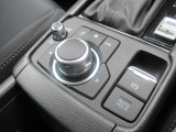 マツダコネクトを操作するコマンダーコントロールです。運転中に自然と手の触れる位置に配置されています。
