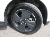 お車のお洒落も足元から!アルミホイール装備でバッチリ!