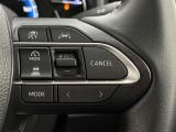 前方の車との車間を設定し、スピードを上げたり緩めたりを自動で行ってくれる追尾式の「レーダークルーズ」。上級装備の一つです!高級車にしかつかない嬉しい機能です。