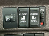 【両側パワースライドドア】両側がパワースライドドアになっており、運転席のスイッチやスマートキーでも開閉が可能です!開口部も広いので乗り降りも楽々♪