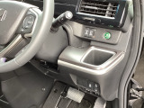 【eコンスイッチ】低燃費運転をサポートするECONモード。スイッチをONすると、エンジンやトランスミッション、A/Cなどを協調制御し、燃費の向上に貢献。エコドライブの効果を高めます。