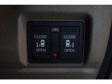 両側電動スライドドアです。ハンドル付近に開閉スイッチがあるので、運転席からも操作が可能です。