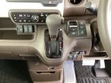 足元スッキリ、インパネシフトです。パーキングブレーキは電子制御パーキングブレーキタイプなので、運転席と助手席の間がスッキリしています。