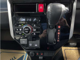 オートエアコン♪お好みの温度に設定するだけで車内を快適空間にしてくれますよ♪