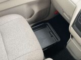 助手席下にボックスがあり普段使わないもの等を収納しておくことが出来ます