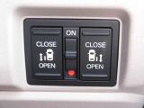 狭い駐車場や壁際でもドアをぶつける心配が少なく開けられる両側スライドドアです。両側共に電動で、開閉操作も楽々です!
