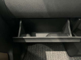 車検証入れになどにも使える便利な収納BOXあります。
