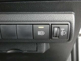 オートマチックハイビーム装備です。先行車や対向車のライトを認識し、ハイビームとロービームを自動で切り替える機能です。夜道の視界を確保します。詳細は販売店スタッフまでおたずねください。