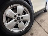 ●純正15インチアルミホイール:輸入車ならではの卓越した走りを支えるホイールと足回りです!日本車の走りに慣れている方にもぜひ体感して頂きたいほど、高いレベルでまとまっています!