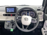 運転席まわりです。 各操作スイッチは使いやすい位置に配置されてます。