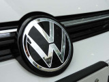 【フロントイルミネーション】 夜間や点灯時にフロントのVWマークが発光し、先進的な印象を与えます。