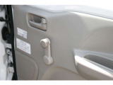 ウィンドウガラスの開閉は手動となります。