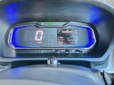 文字が大きく、とっても見やすいメーターです☆ディスプレイがグリーンに光ると、燃費の良い運転をしている証拠です(*^_^*)