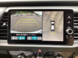 バックギアに入れますとご覧のような画像に自動的に切り替わります。車庫入れ時に役立ちます。