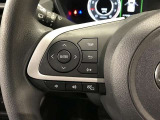 ステアリングスイッチ付きで、運転中に視線を前に向けたまま操作できます。