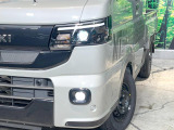 【LEDヘッドライト】悪天候や夜間走行時も良好な視界を確保し安心して運転できる高輝度LEDヘッドライトを装備!点灯速度が早く、消費電力も抑えられています。