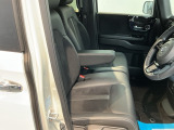 【ベンチシート】運転席と助手席の移動もスムーズ!狭い駐車場での乗り降りや、お子様の乗り降りにも便利です。座席の間にコンソールボックスやドリンクホルダーがないため、車内空間が広く感じます。