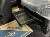 助手席シート下には、小物収納ができるボックスがあります。