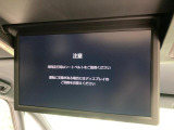 【リヤエンターテインメントシステム】後席にお座りの方も大満足の、人気メーカーオプションを装備。専用の音響システムと、大画面のモニターで移動中もDVD等をお楽しみいただけます。