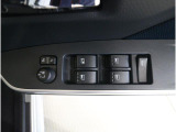 運転席には、集中ドアロック機能と全ウィンドーの開閉操作を可能にするスイッチが集約されています。効率的な操作性を追求し、安全性と快適性を向上させる設計です。