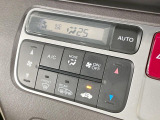 【オートエアコン】一度お好みの温度に設定すれば、車内の温度を検知し風量や温度を自動で調整。暑い&hellip;寒い&hellip;と何度もスイッチ操作をする必要はありません。快適な車内空間には必須の機能ですね♪